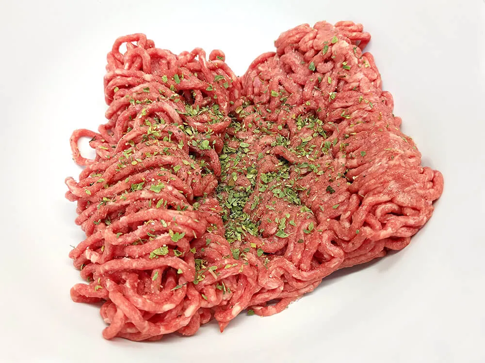 Carne picada con sal, pimienta y orégano