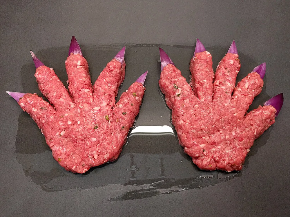 Manos de Halloween crudas