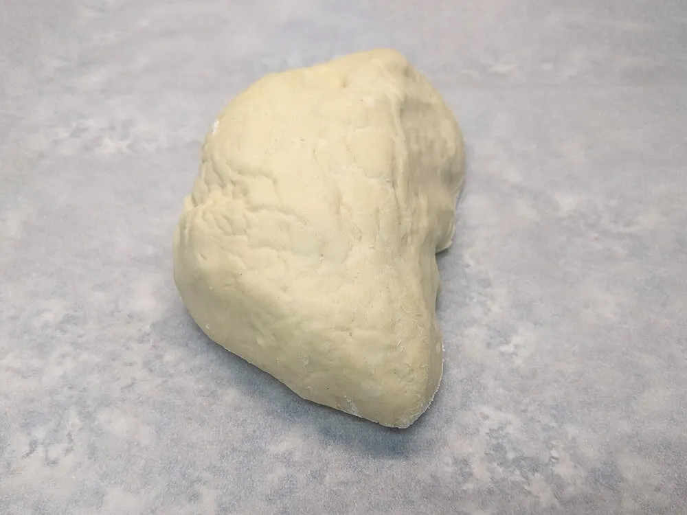 Massa de pizza lista para estirar.