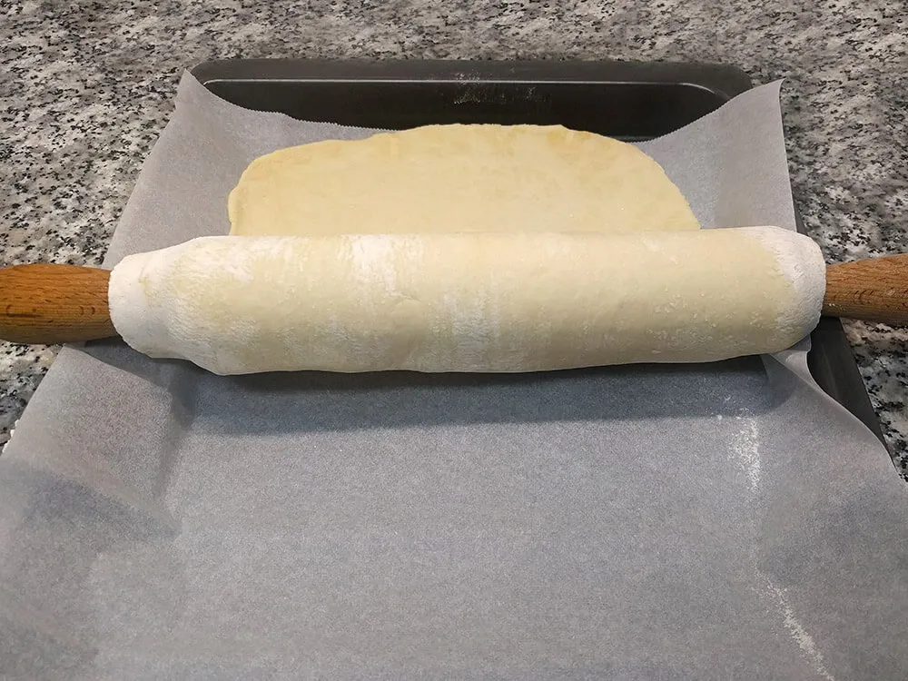 Masa de pizza en la bandeja del horno.