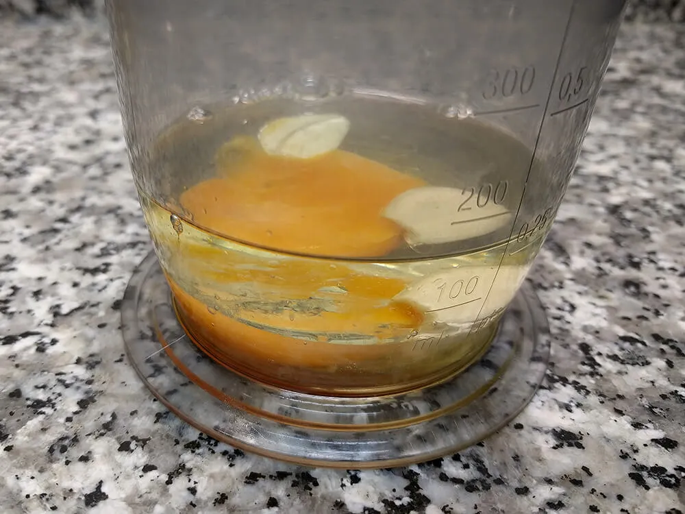 Huevo con un diente de ajo y aceite de girasol