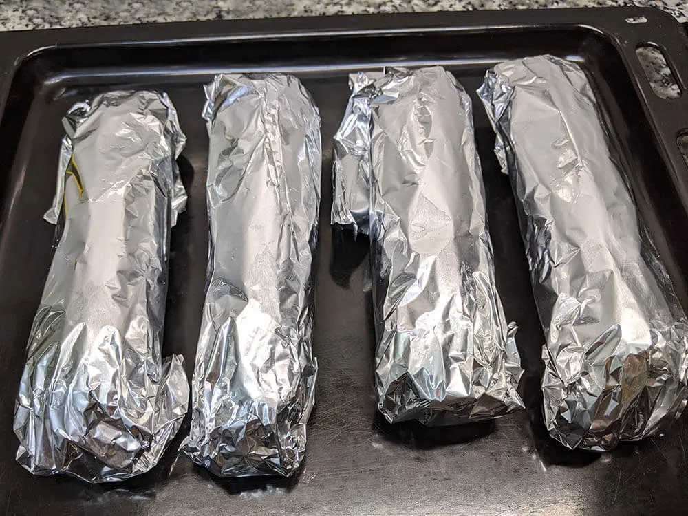 Mazorcas de maíz y papel de aluminio.