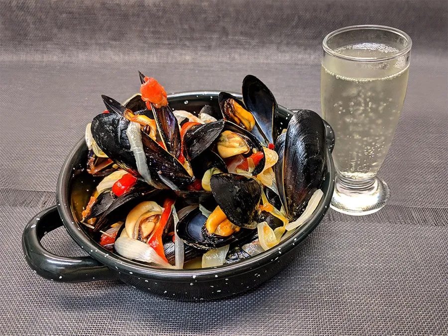 Mejillones del Delta con pimiento y cebolla.