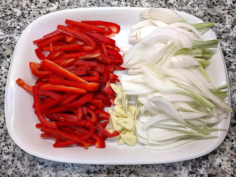 Pimiento rojo, cebolla y ajo cortados.