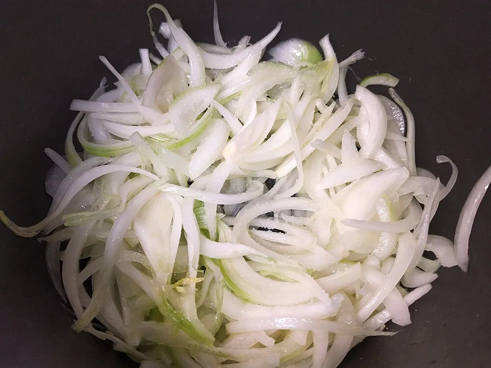 Cebolla en juliana pochándose