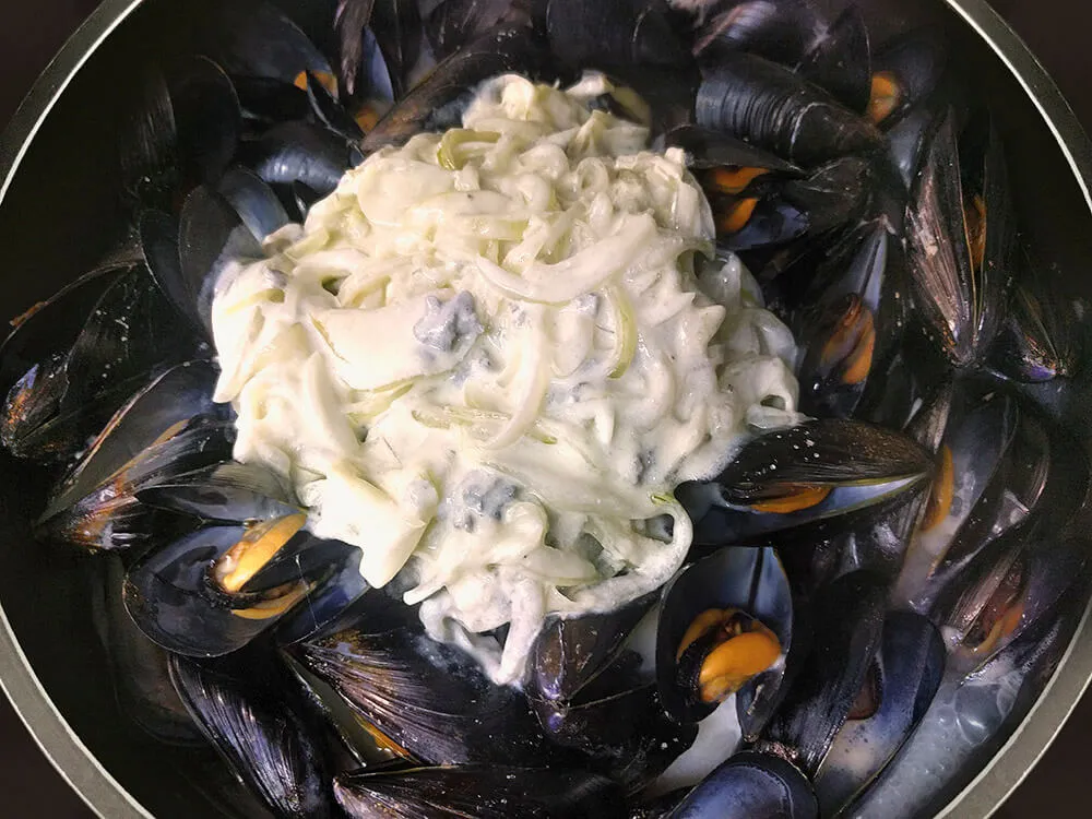 Mejillones con crema de roquefort y cebolla pochada