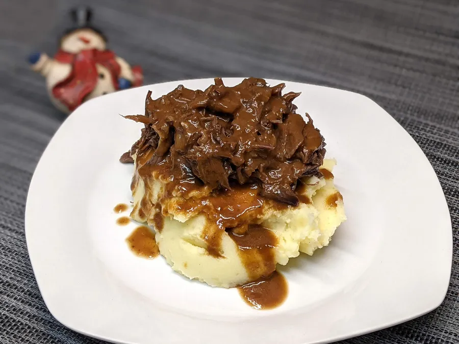 Primera presentación del meloso de ternera con puré de patatas