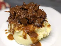 Segunda presentación del meloso de ternera con puré de patatas