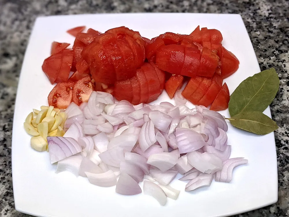Cebolla, tomate y ajo cortados.