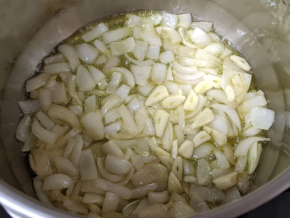 Sofrito de ajo y cebolla.