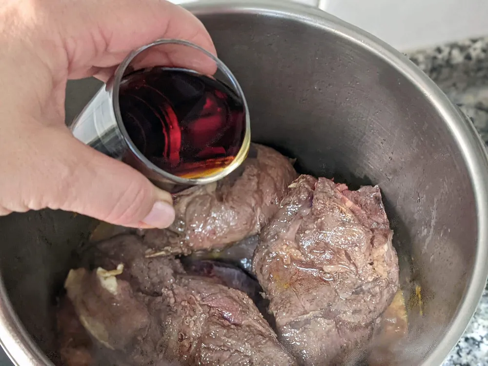 Sofrito, carrilleras y vino rancio.