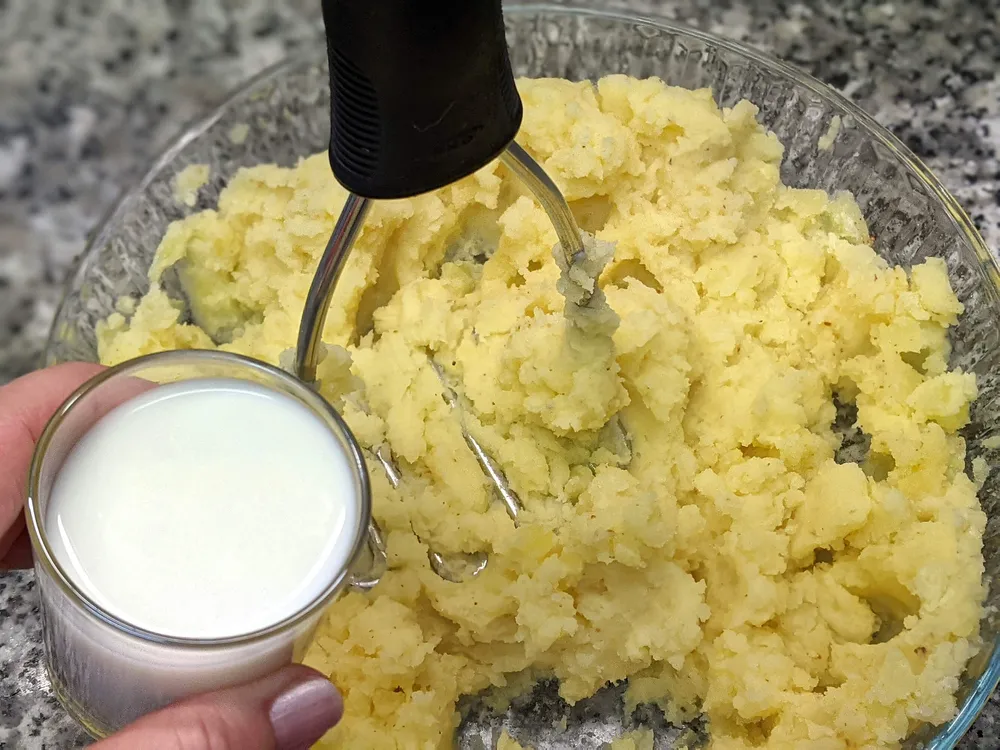 Patata chafada y leche.