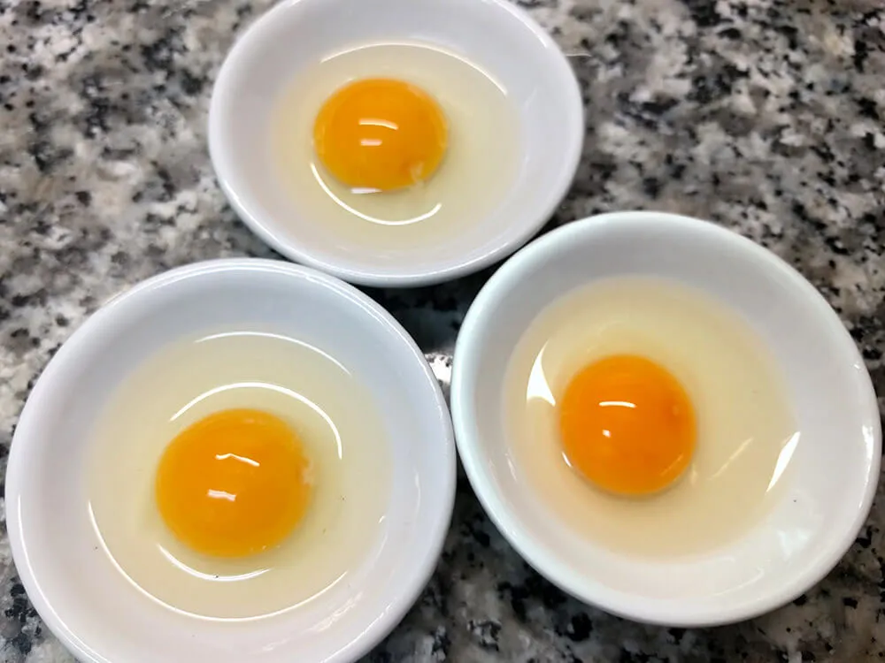 Huevos de codorniz listos para freír