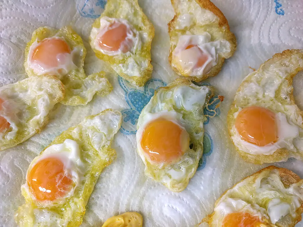 Huevos de codorniz fritos sobre papel absorbente