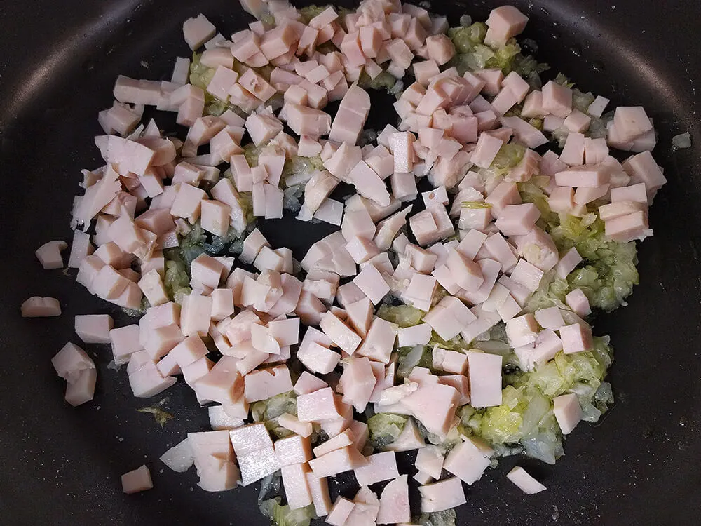 Cebolla y pavo picados rehogándose