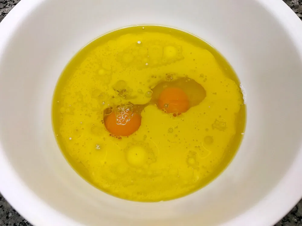 Huevos con aceite y leche en un bol