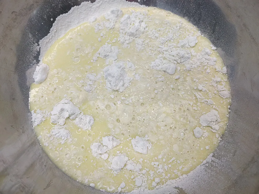 Mezcla de huevos batidos con harina