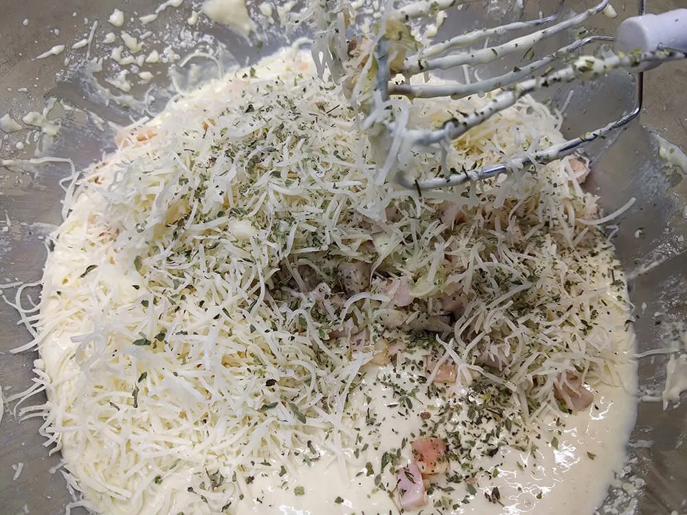 Mezcla de los muffins con pavo, cebolla, queso rallado y orégano