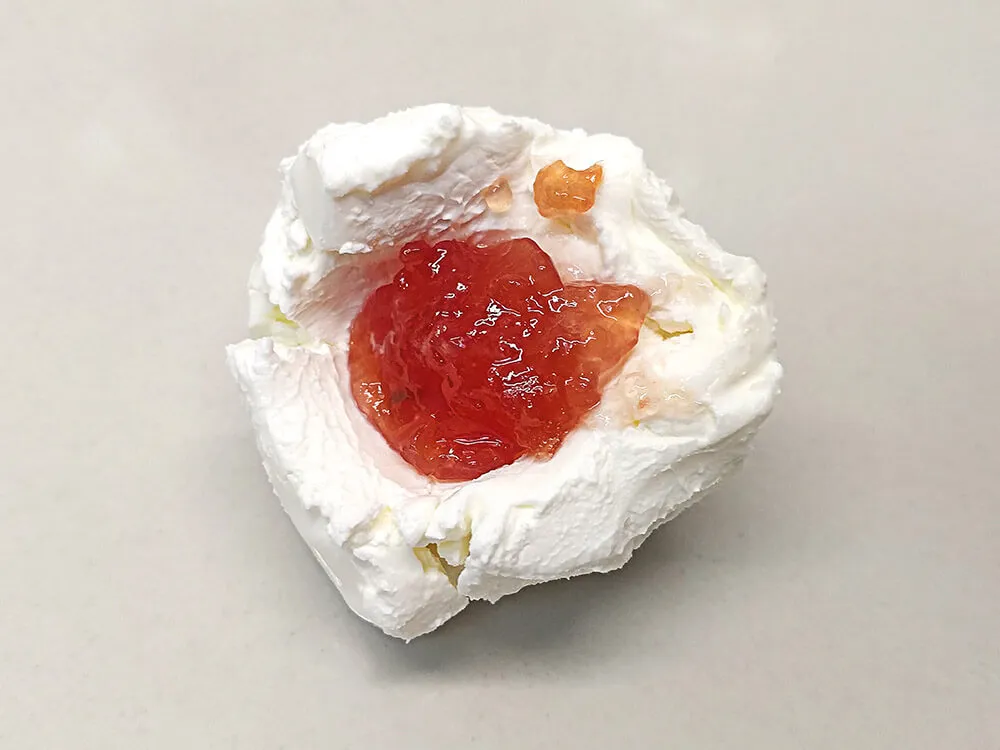 Bola de queso cremoso con mermelada de tomate