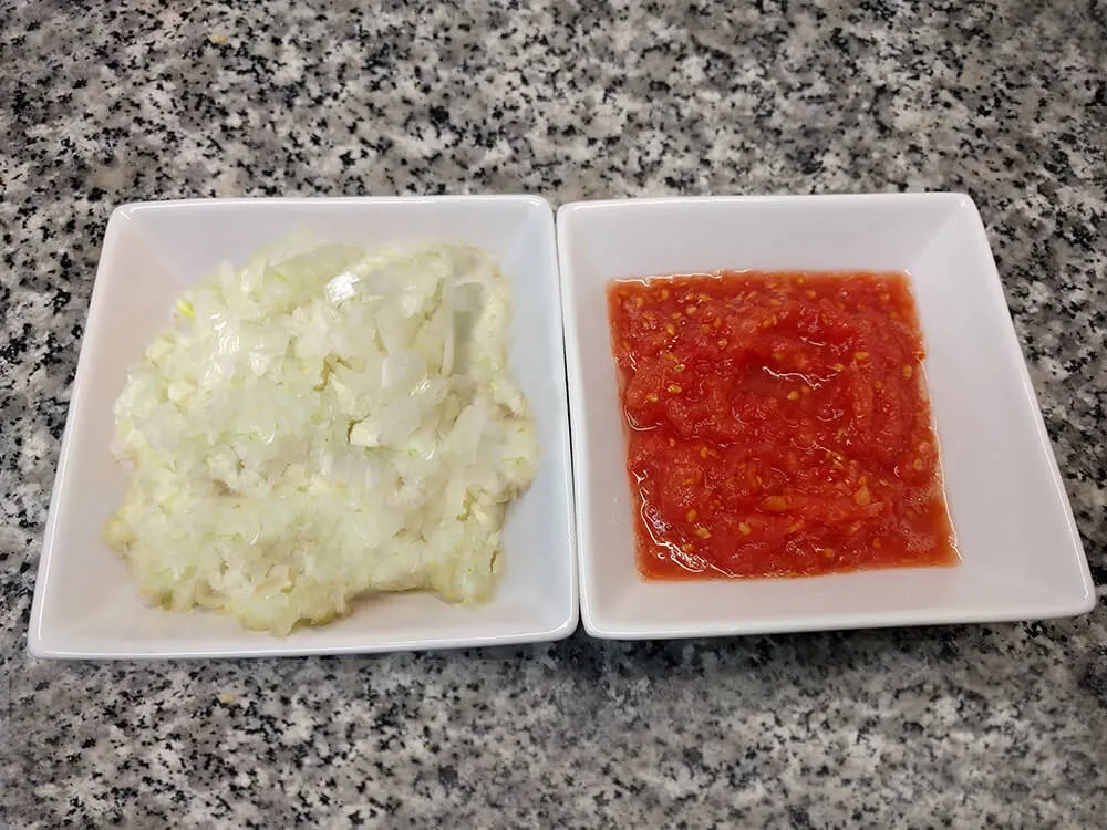 Tomate rallado y cebolla y ajo picados