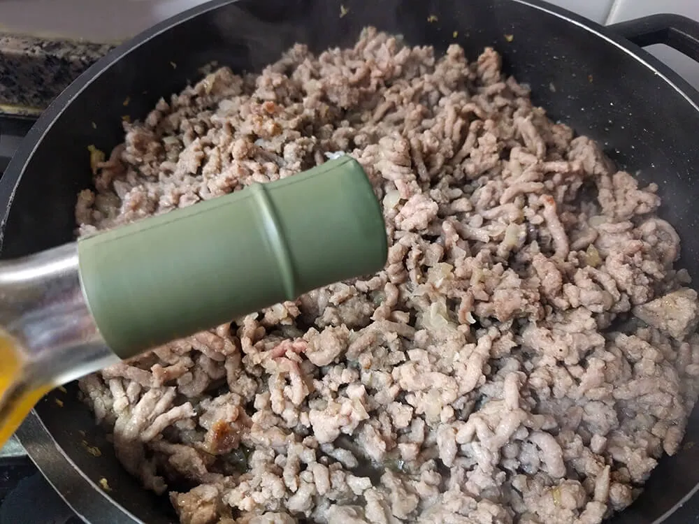 Carne picada rehogada con vino