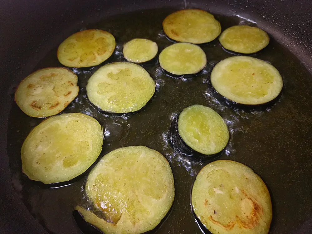 Berenjena friéndose en aceite