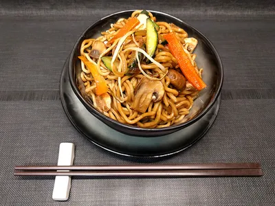 Noodles con pollo y verduras