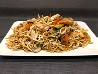 Presentación de los noodles con pollo y verduras