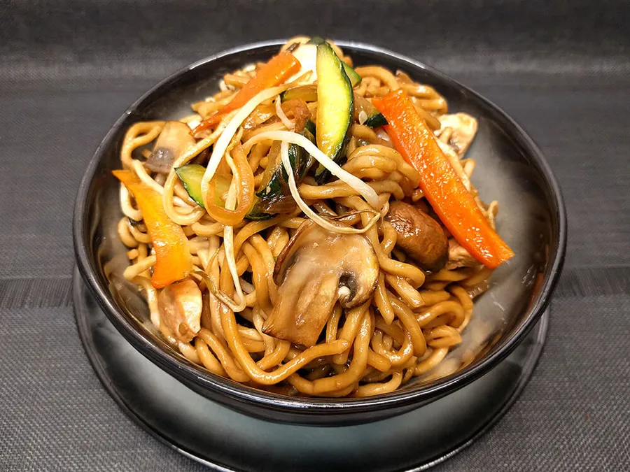 Noodles con pollo y verduras