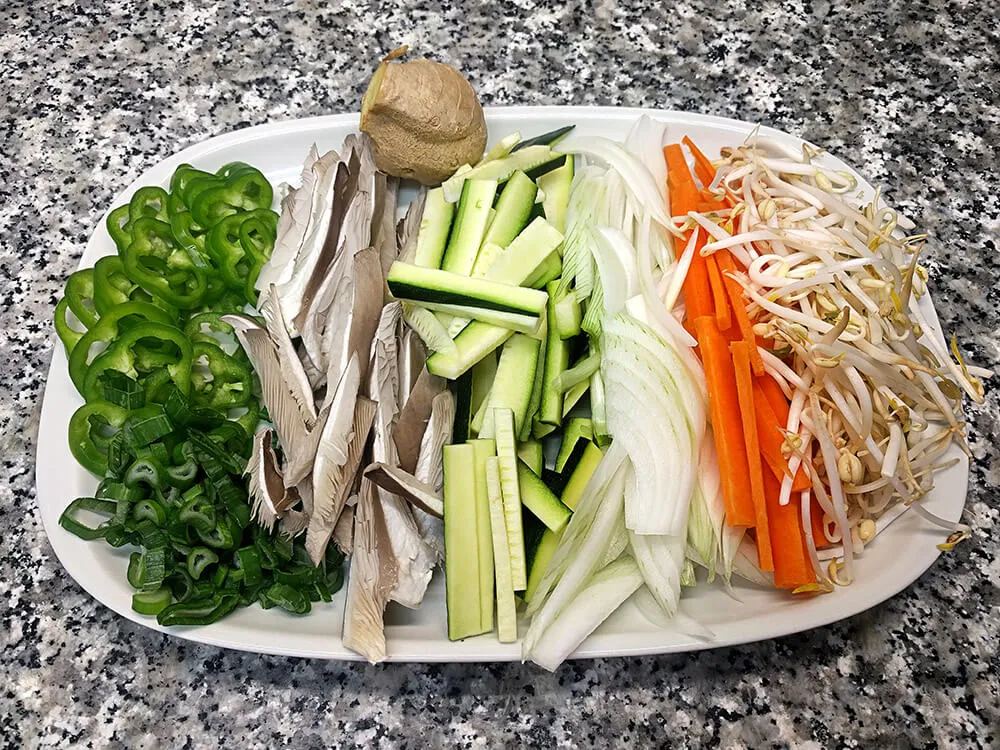 Calabacín, pimiento verde, cebolla tierna, zanahoria, gírgolas y soja germinada.