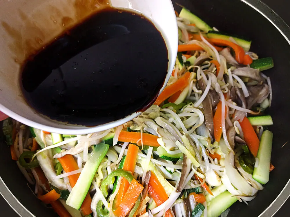 Cebolla, zanahoria, pimiento verde, calabacín, gírgolas, soja germinada, tallo de cebolla tierna y jengibre con salsa de soja y ostras y vino chino.