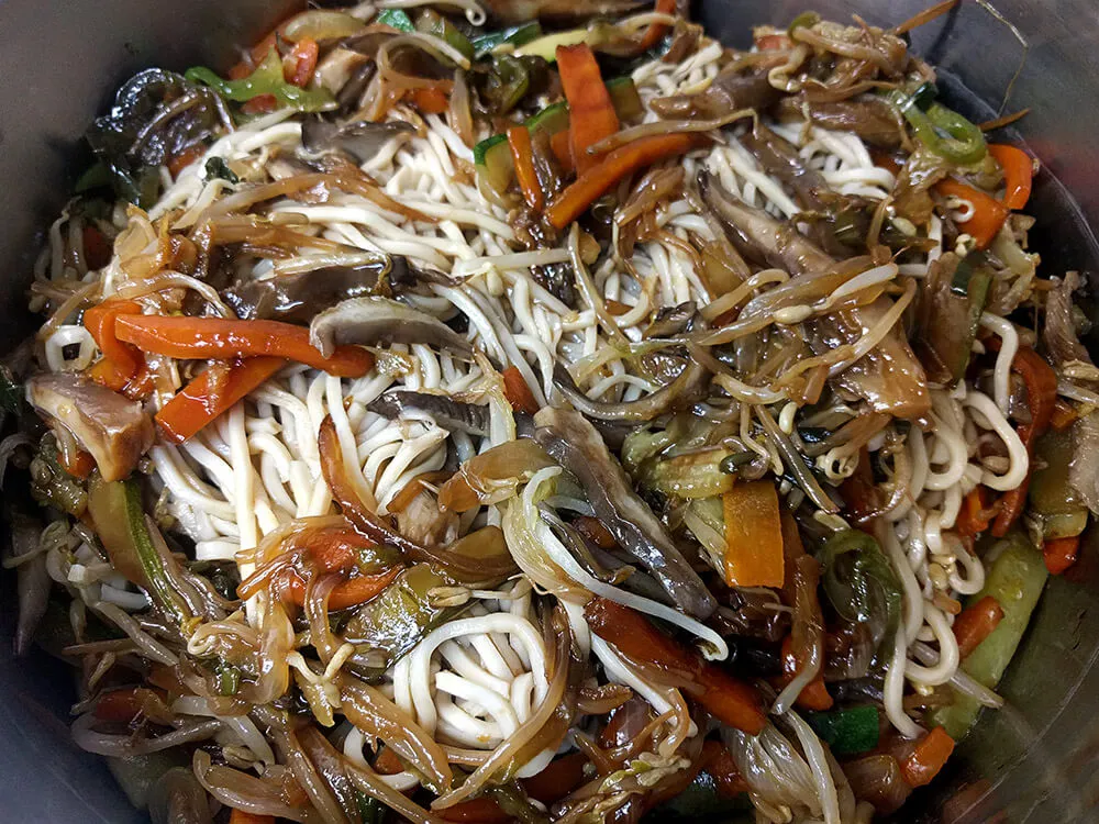 Cebolla, zanahoria, pimiento verde, calabacín, gírgolas, soja germinada, tallo de cebolla tierna y jengibre junto con los Noodles.