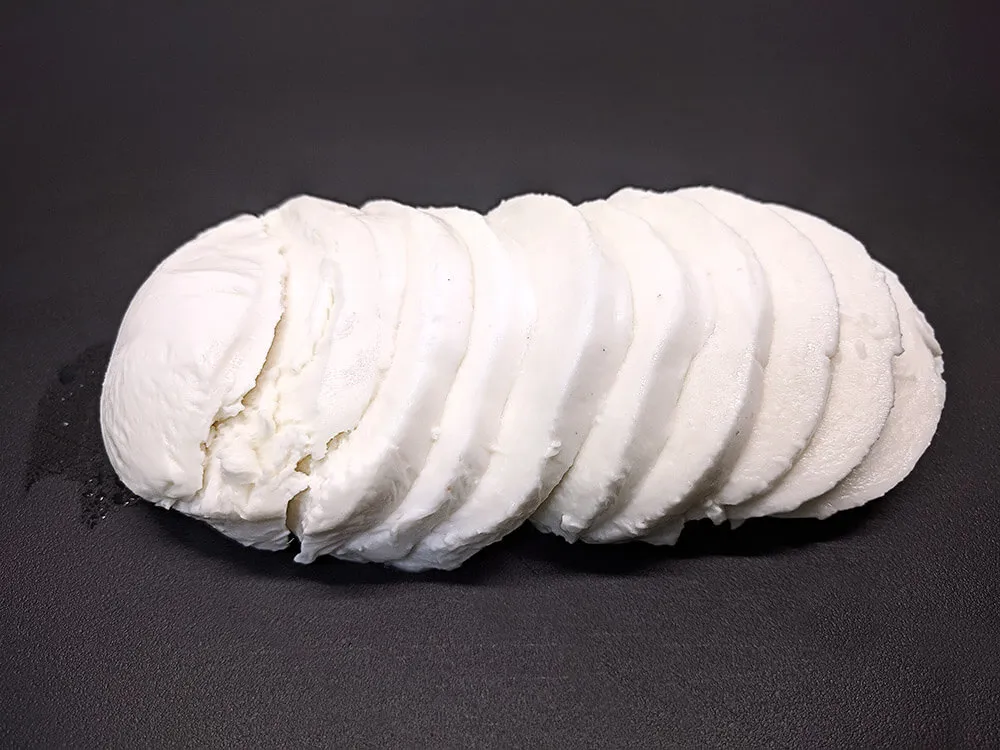 Mozzarella cortada a rodajas.