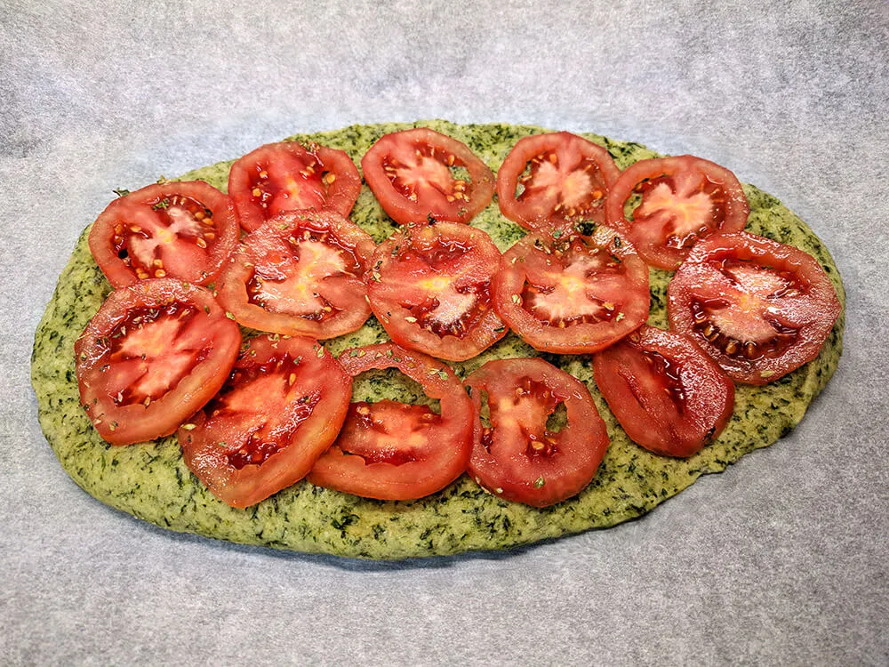 Pan kale con rodajas de tomate de pera.