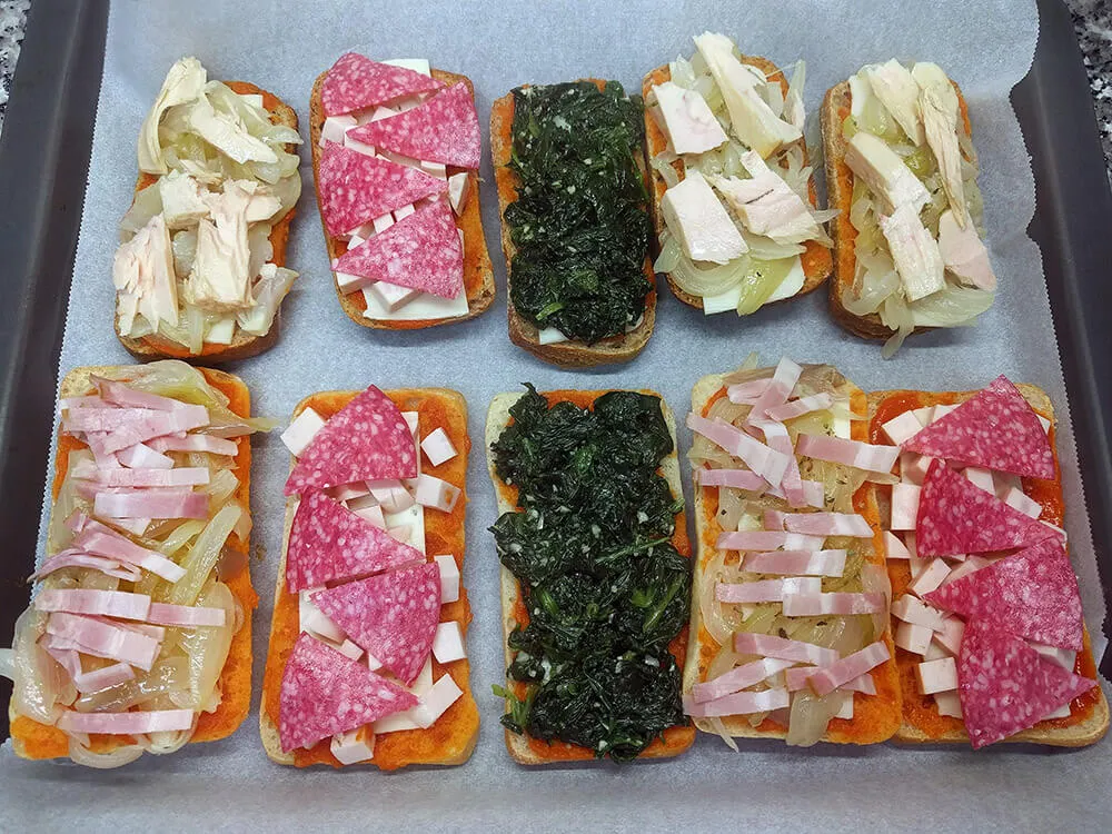 Paninis rellenos con embutidos y espinacas