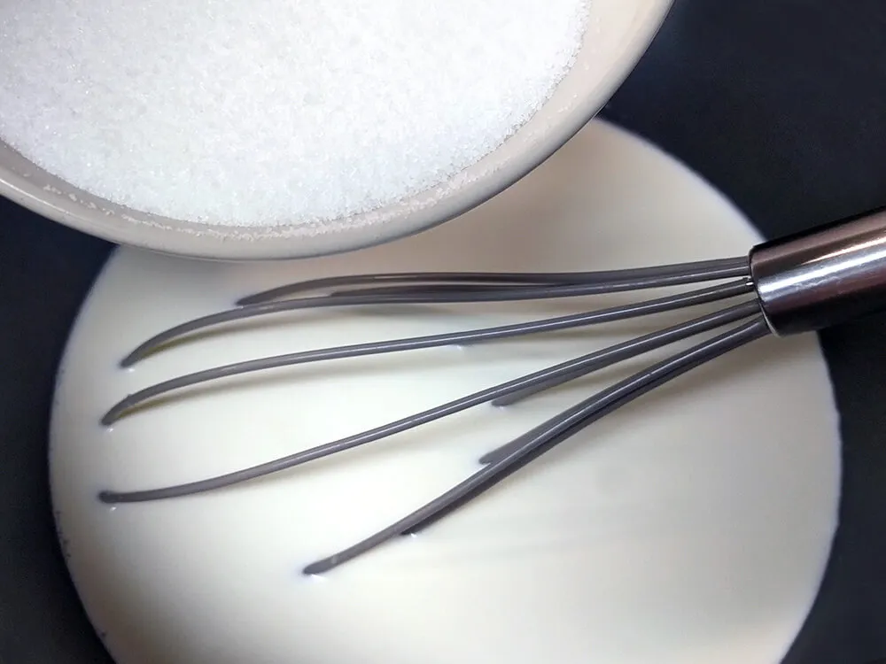 Mezcla de leche y nata con azúcar