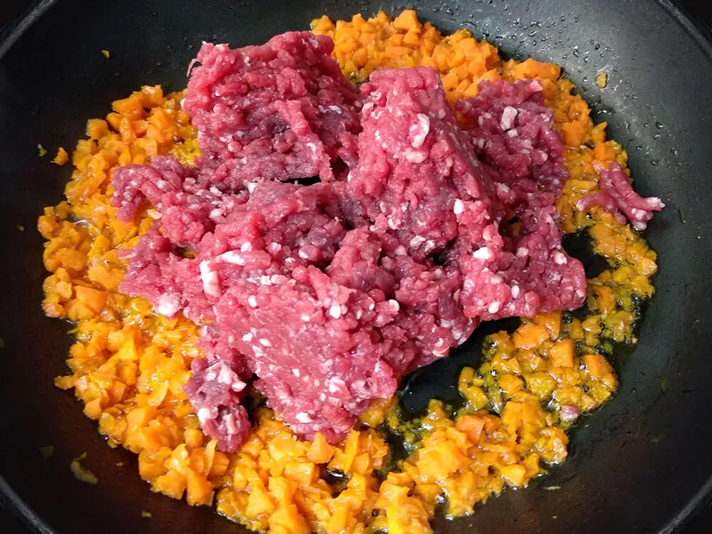 Zanahoria picada y ternera picada.