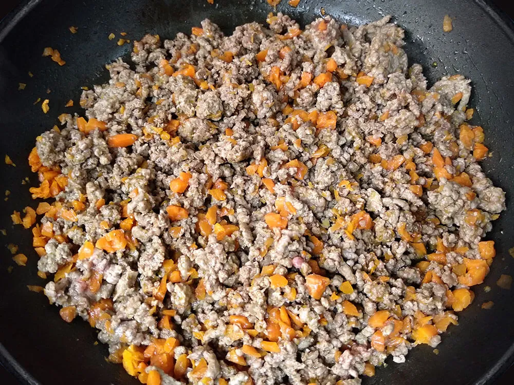 Zanahoria picada y ternera picada rehogadas.