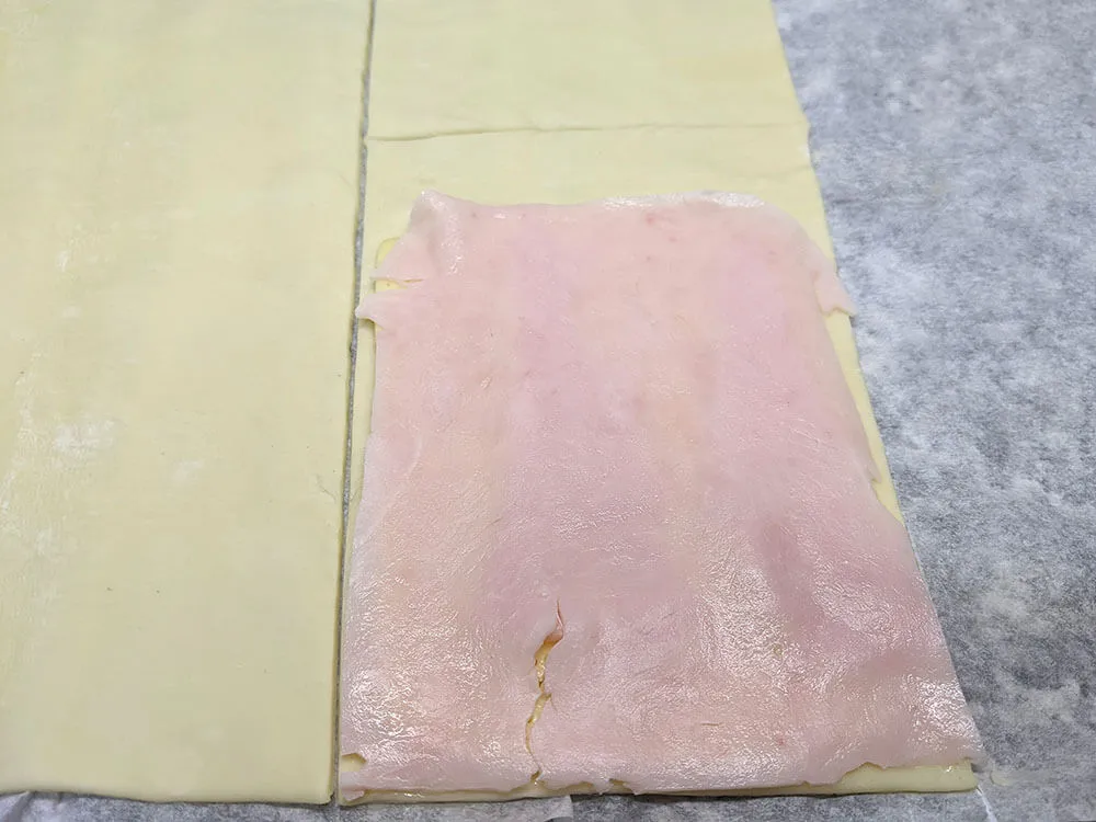 Rectángulo de hojaldre con pavo y Havarti.