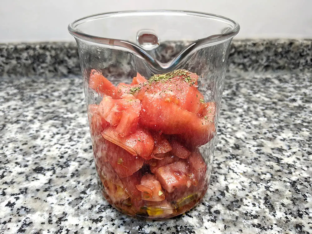 Dados de tomate, aceite, sal y orégano.