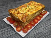 Presentación del pastel de calabacín con tres quesos.