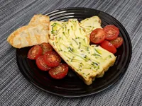 Presentación del pastel de calabacín con tres quesos.