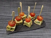 Presentación del pastel de calabacín con tres quesos.