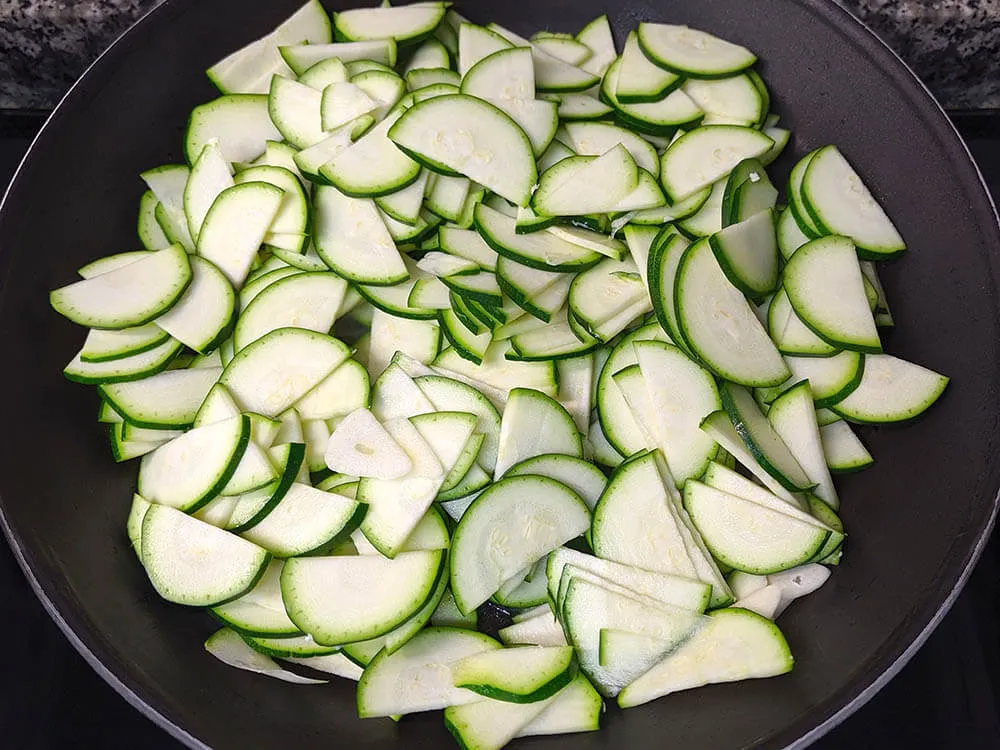 Calabacín y diente de ajo laminados en sartén.