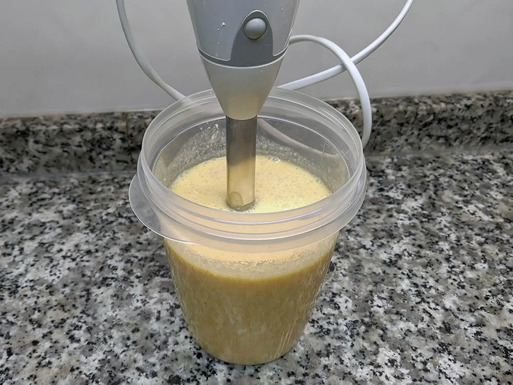 Huevos batidos con tres quesos, sal y pimienta.