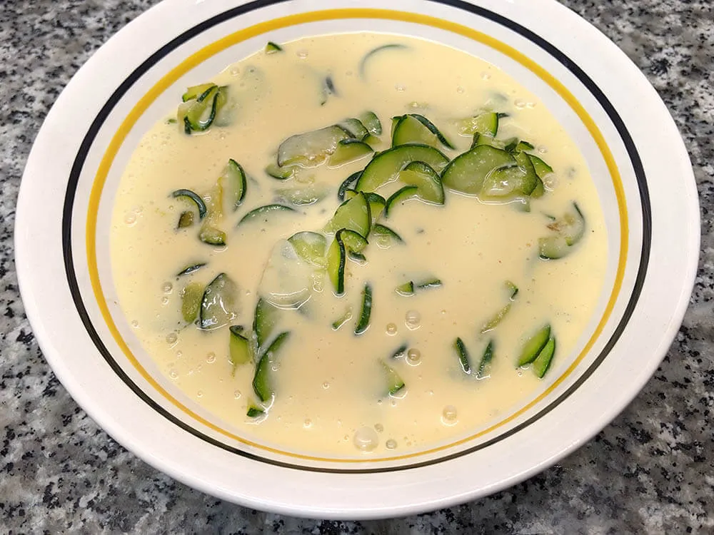 Calabacín y huevos batidos con los tres quesos.