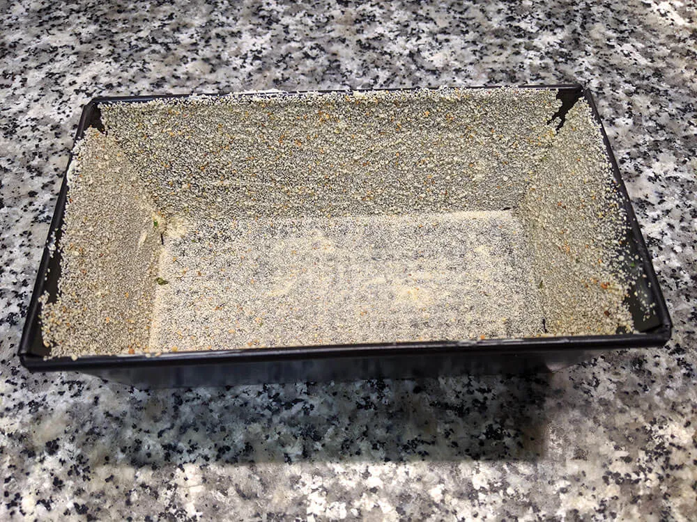 Molde untado con pan rallado.