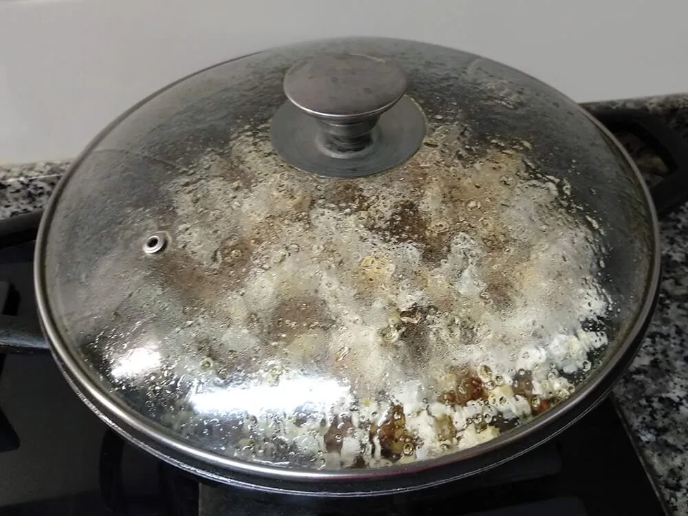 Cazuela con maíz, azúcar, agua y aceite de girasol tapada.