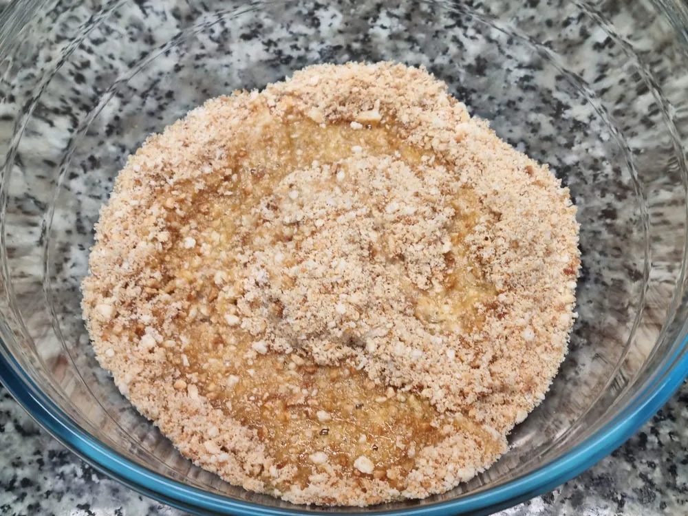 Galletas picadas y mantequilla fundida.