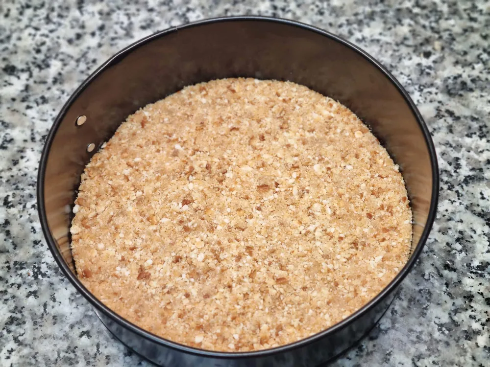 Base de galletas picadas y mantequilla.